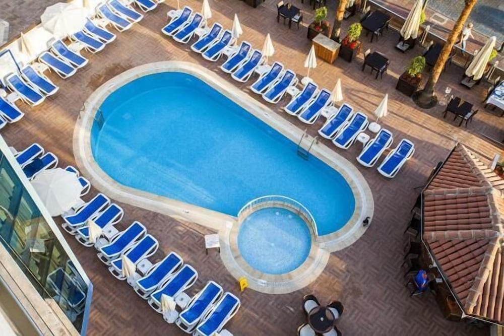 Parador Beach Hotel — Swimming pool in Alanya