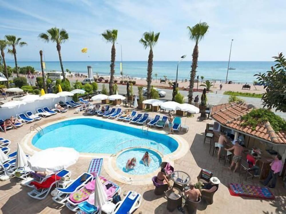 Parador Beach Hotel — Swimming pool in Alanya