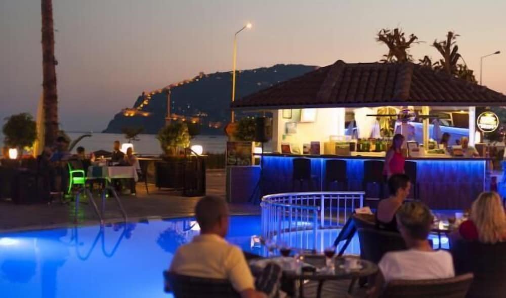 Parador Beach Hotel — Restaurant & bars in Alanya