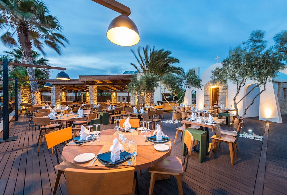 Stella Palace Aqua Park Resort — Restaurant & bars in Analipsi