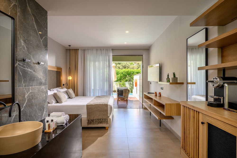Stella Palace Aqua Park Resort — Hotel rooms in Analipsi
