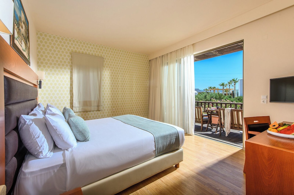 Stella Palace Aqua Park Resort — Hotel rooms in Analipsi