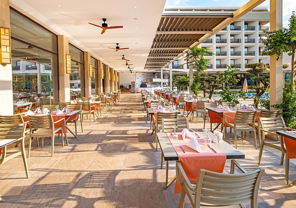 Ozkaymak Marina Hotel - Ultra All Inclusive — Restaurant & bars in Kemer