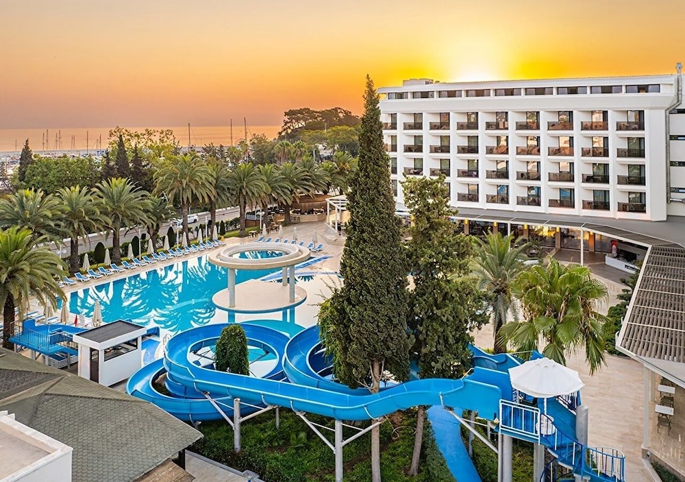 Ozkaymak Marina Hotel - Ultra All Inclusive — Swimming pool in Kemer