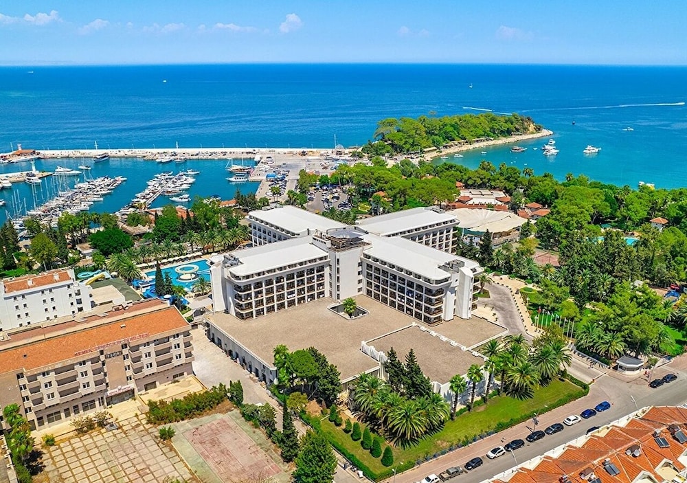 Ozkaymak Marina Hotel - Ultra All Inclusive — Hotel building in Kemer