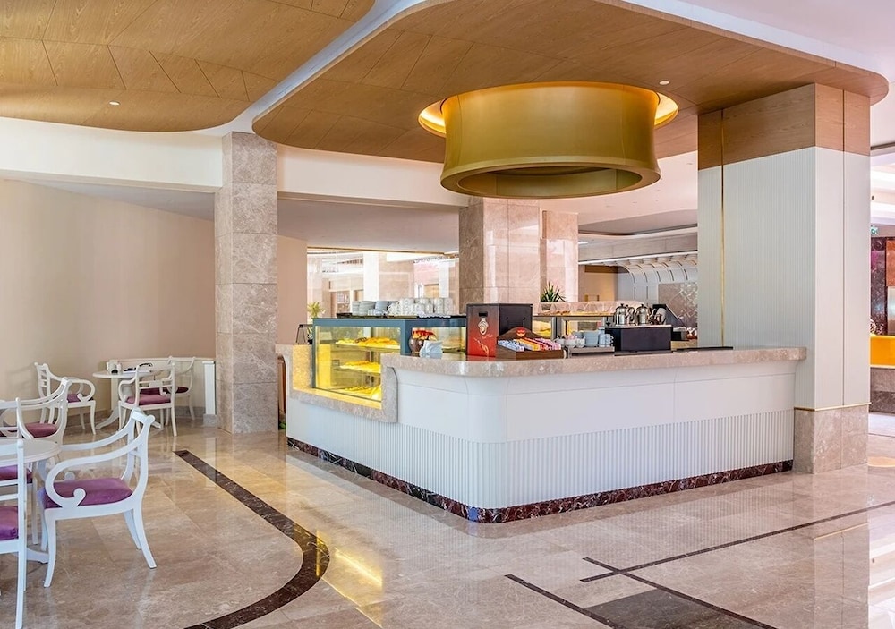 Ozkaymak Marina Hotel - Ultra All Inclusive — Restaurant & bars in Kemer