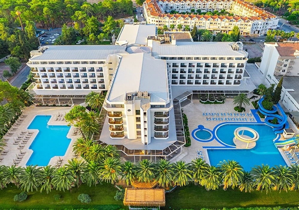 Ozkaymak Marina Hotel - Ultra All Inclusive — Hotel building in Kemer