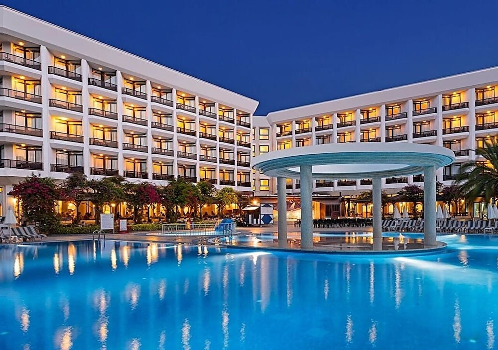 Ozkaymak Marina Hotel - Ultra All Inclusive — Hotel building in Kemer