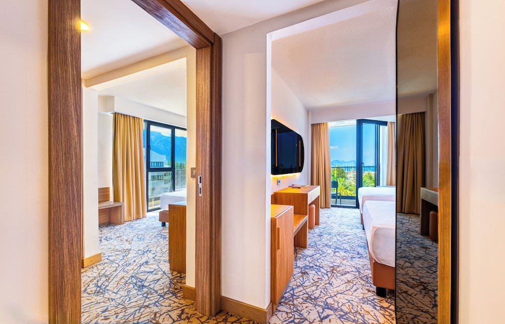 Ozkaymak Marina Hotel - Ultra All Inclusive — Hotel rooms in Kemer