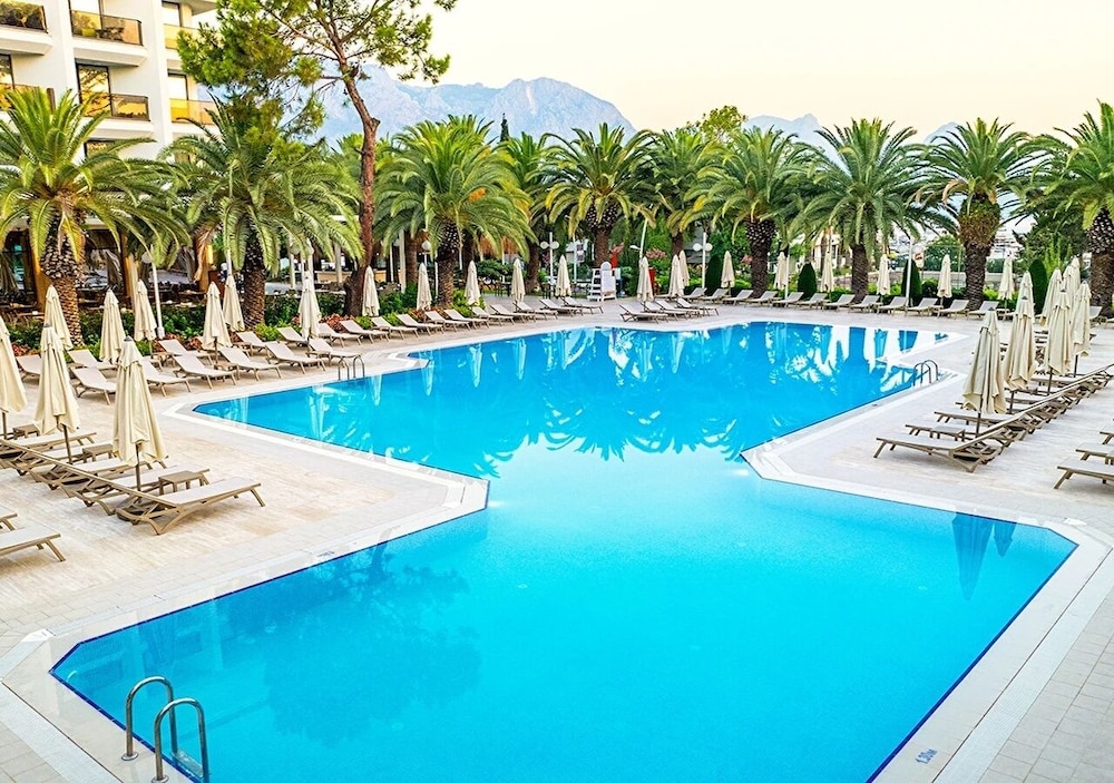 Ozkaymak Marina Hotel - Ultra All Inclusive — Swimming pool in Kemer