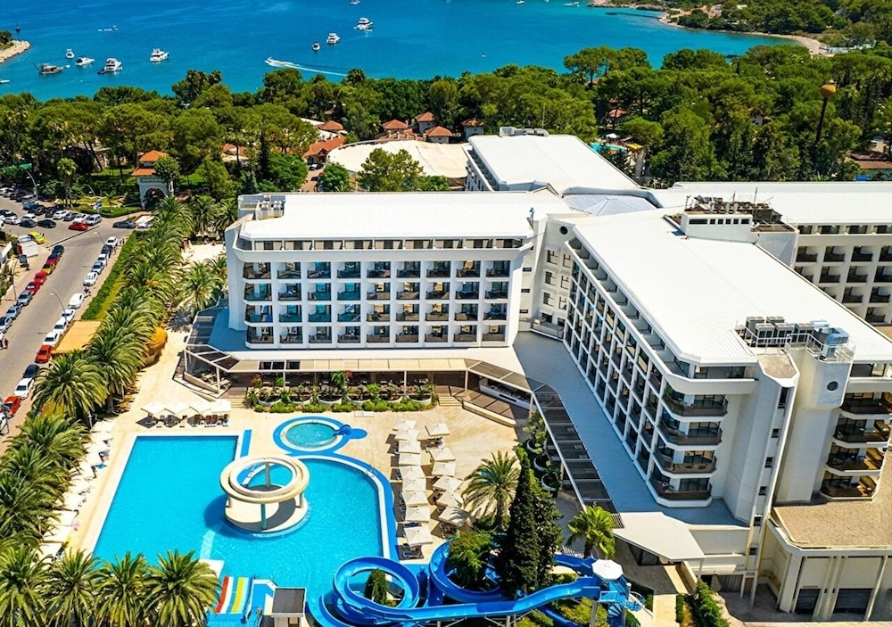 Ozkaymak Marina Hotel - Ultra All Inclusive — Hotel building in Kemer