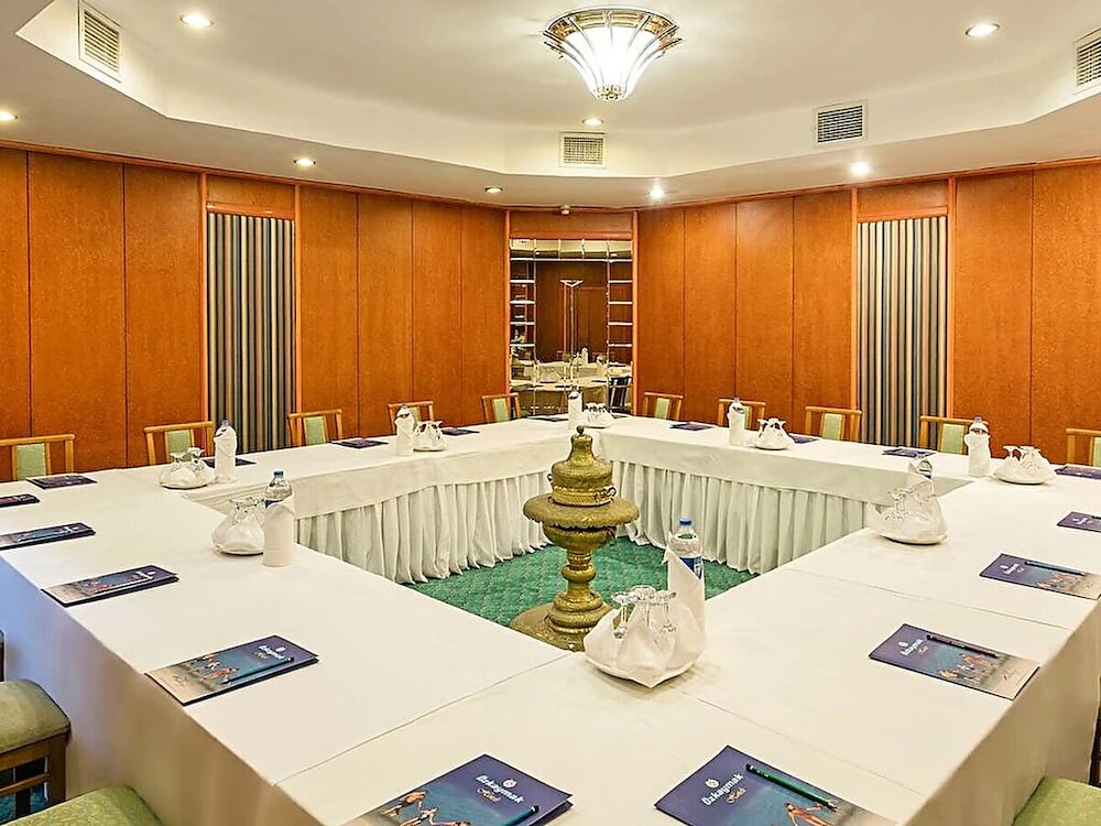 Ozkaymak Marina Hotel - Ultra All Inclusive — Hotel building in Kemer