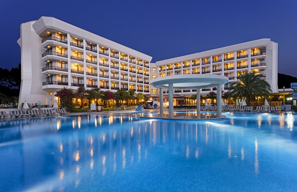 Ozkaymak Marina Hotel - Ultra All Inclusive — Hotel building in Kemer