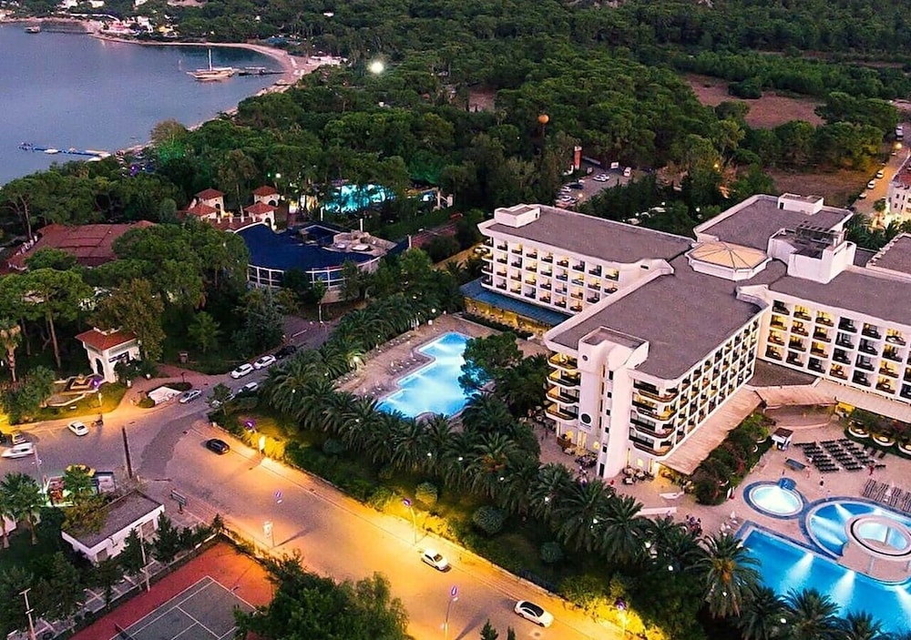 Ozkaymak Marina Hotel - Ultra All Inclusive — Hotel building in Kemer