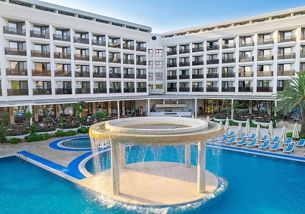 Ozkaymak Marina Hotel - Ultra All Inclusive — Swimming pool in Kemer