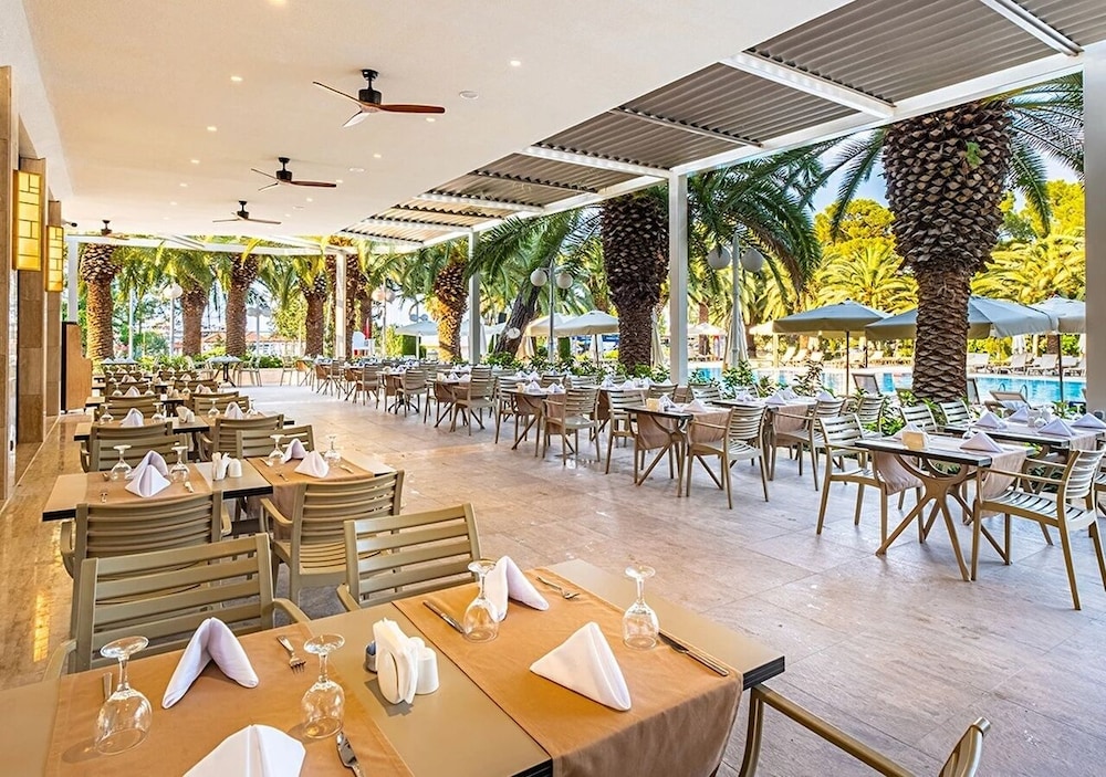 Ozkaymak Marina Hotel - Ultra All Inclusive — Restaurant & bars in Kemer