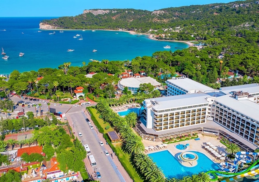 Ozkaymak Marina Hotel - Ultra All Inclusive — Hotel building in Kemer