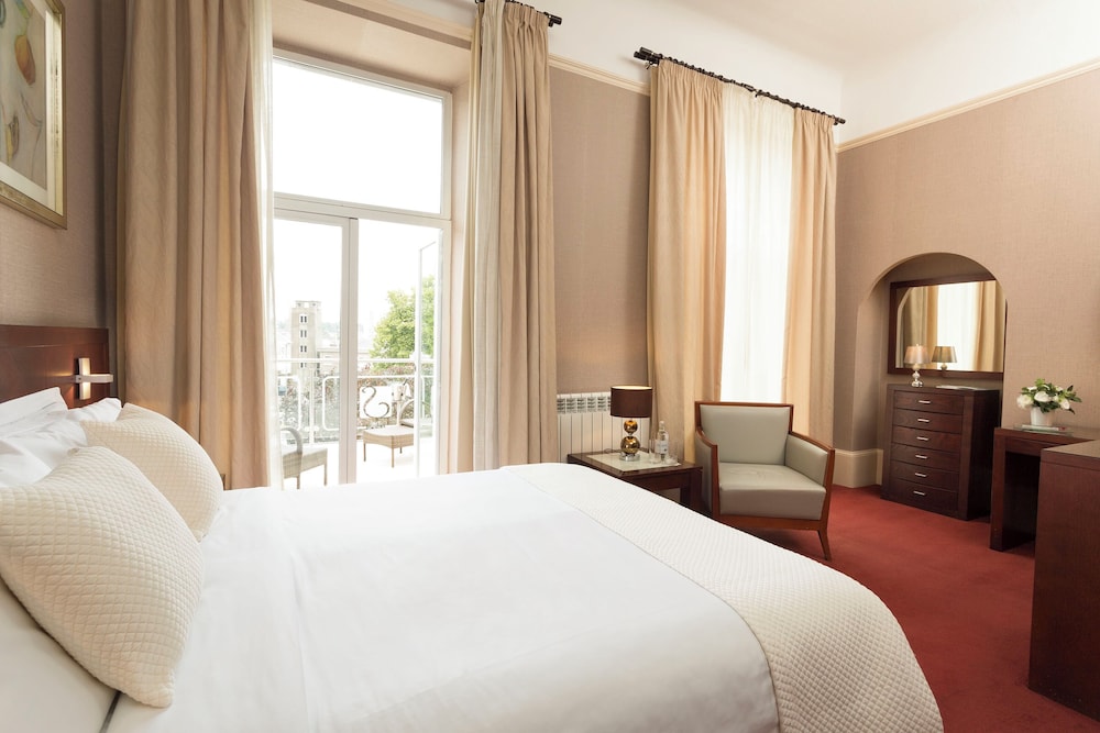 The Savoy Jersey — Hotel rooms in Trinity