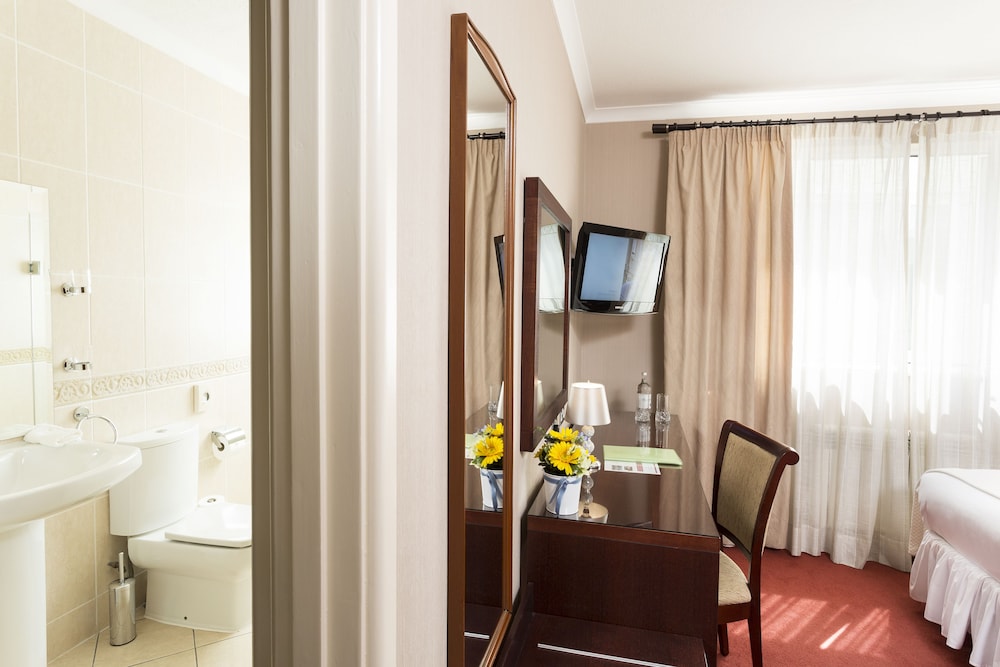 The Savoy Jersey — Hotel rooms in Trinity