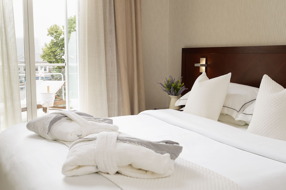 The Savoy Jersey — Hotel rooms in Trinity
