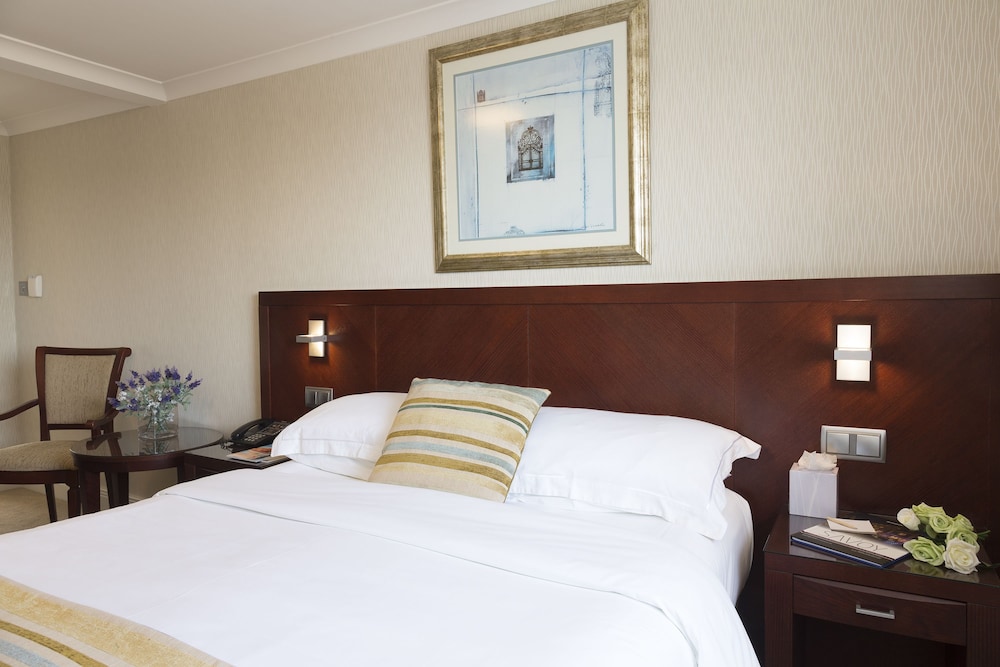 The Savoy Jersey — Hotel rooms in Trinity
