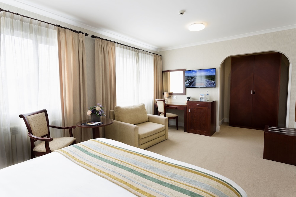 The Savoy Jersey — Hotel rooms in Trinity