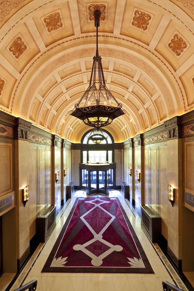 Fairmont Peace Hotel on the Bund — Hotel building in Shanghai, Shanghai