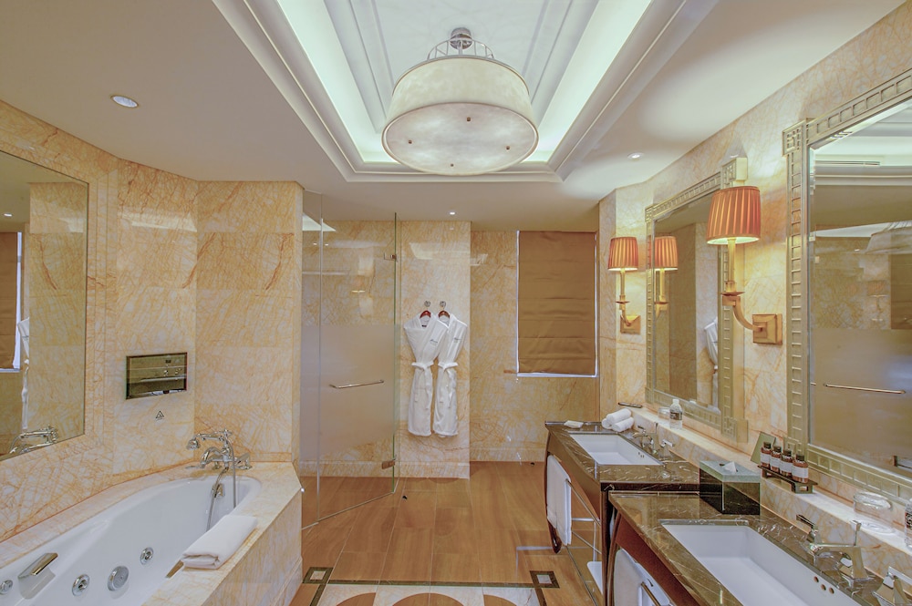 Fairmont Peace Hotel on the Bund — Hotel rooms in Shanghai, Shanghai