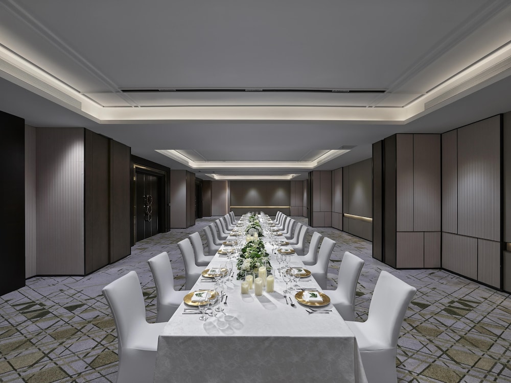 Hilton Shanghai Hongqiao — Restaurant & bars in Shanghai, Shanghai