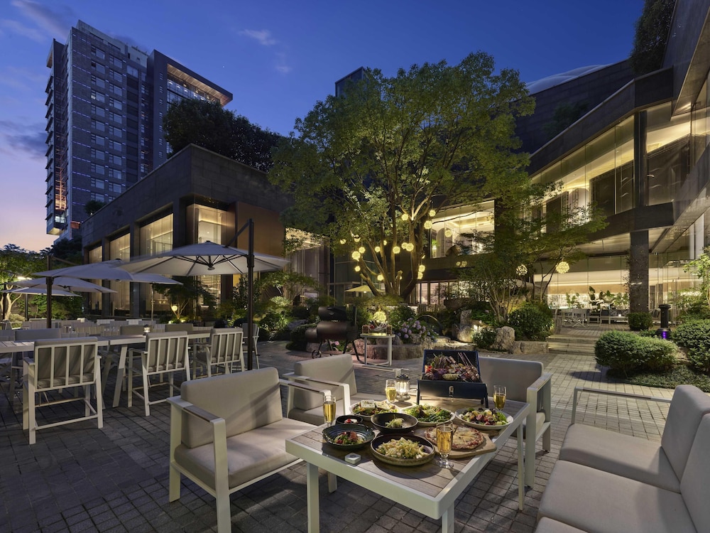 Hilton Shanghai Hongqiao — Restaurant & bars in Shanghai, Shanghai