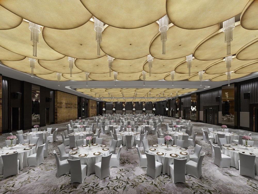 Hilton Shanghai Hongqiao — Restaurant & bars in Shanghai, Shanghai