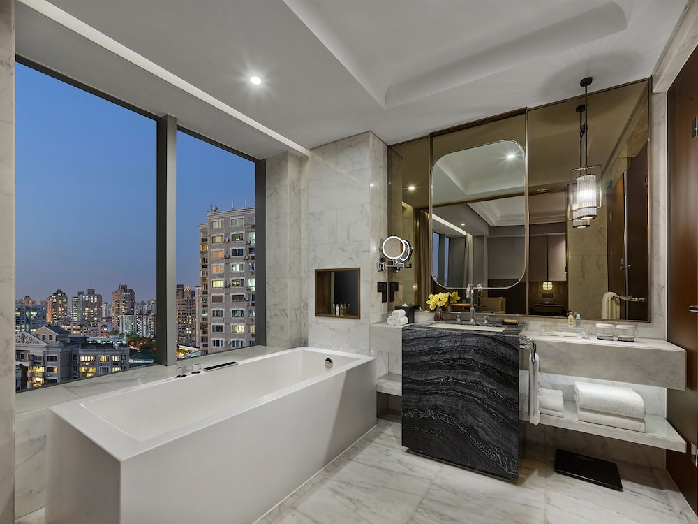 Hilton Shanghai Hongqiao — Hotel rooms in Shanghai, Shanghai