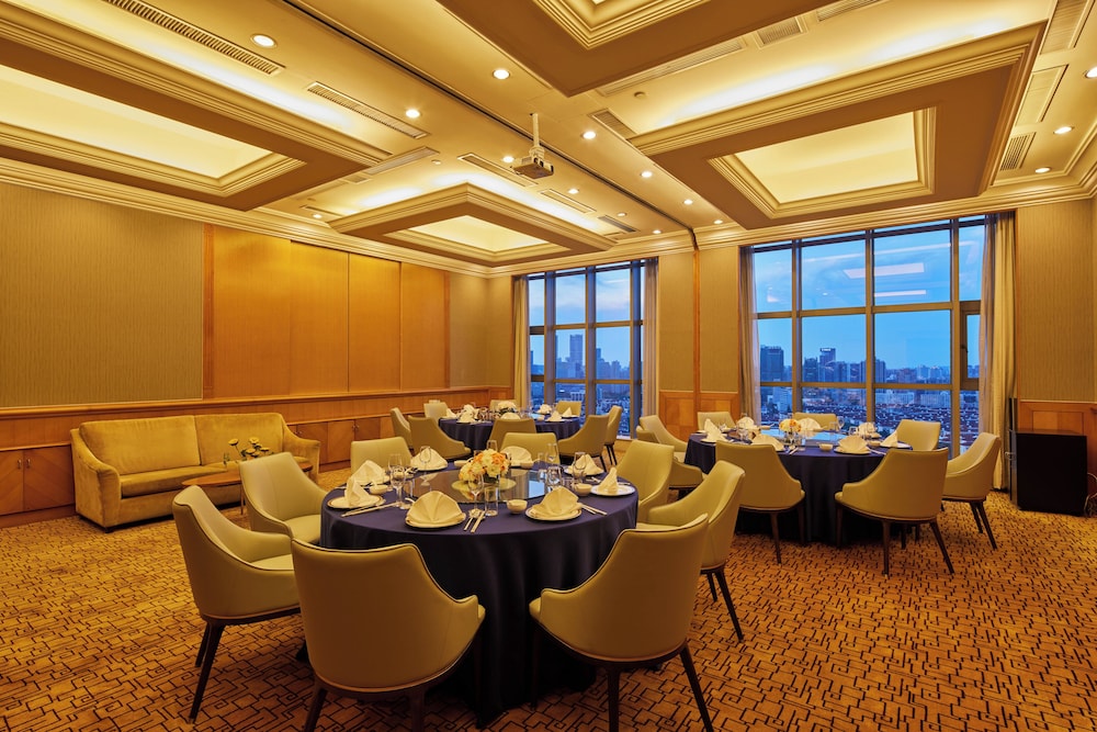 InterContinental Shanghai Pudong Hotel by IHG — Restaurant & bars in Shanghai, Shanghai