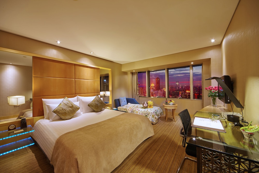 Jin Jiang Tower — Hotel rooms in Shanghai, Shanghai