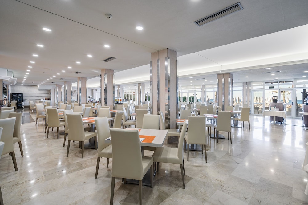 Hotel THB El Cid - Adults Only — Restaurant & bars in Playa de Palma, Balearic Islands