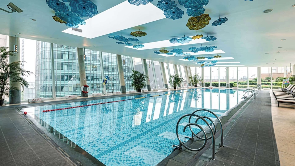 Pudong Shangri-La, Shanghai — Swimming pool in Shanghai, Shanghai