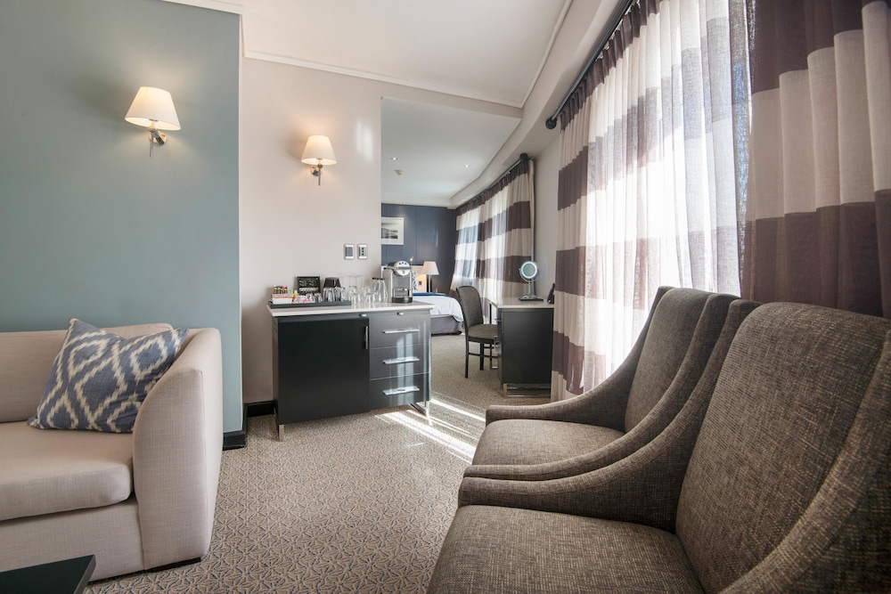 The Commodore Hotel — Hotel rooms in Cape Town, Western Cape
