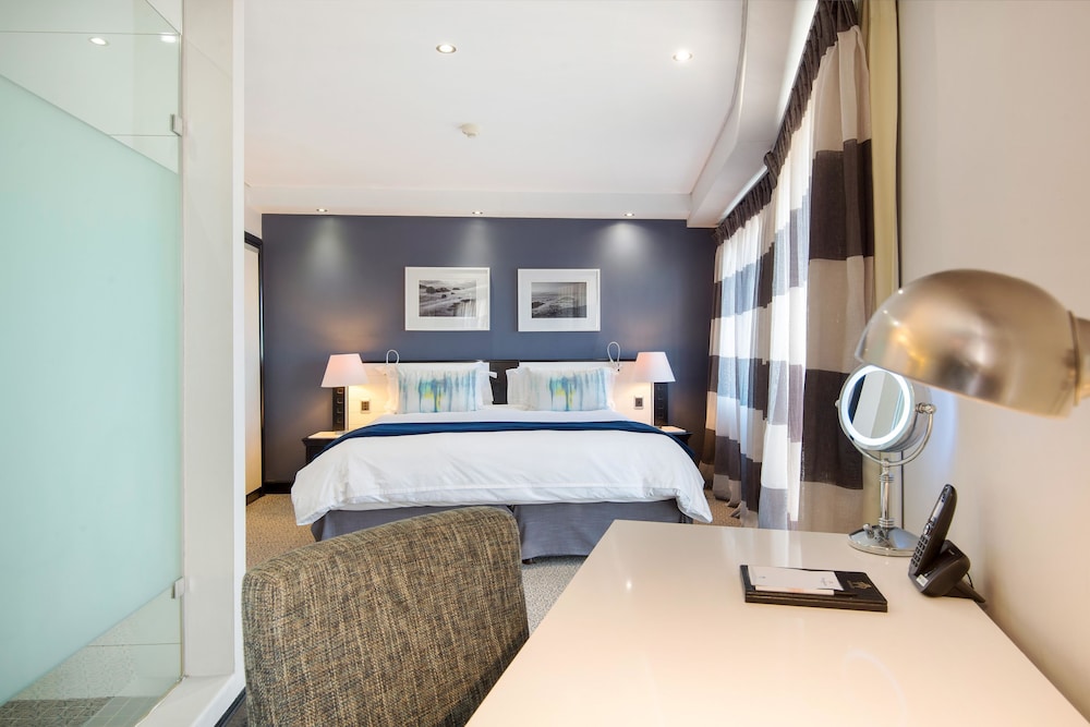 The Commodore Hotel — Hotel rooms in Cape Town, Western Cape
