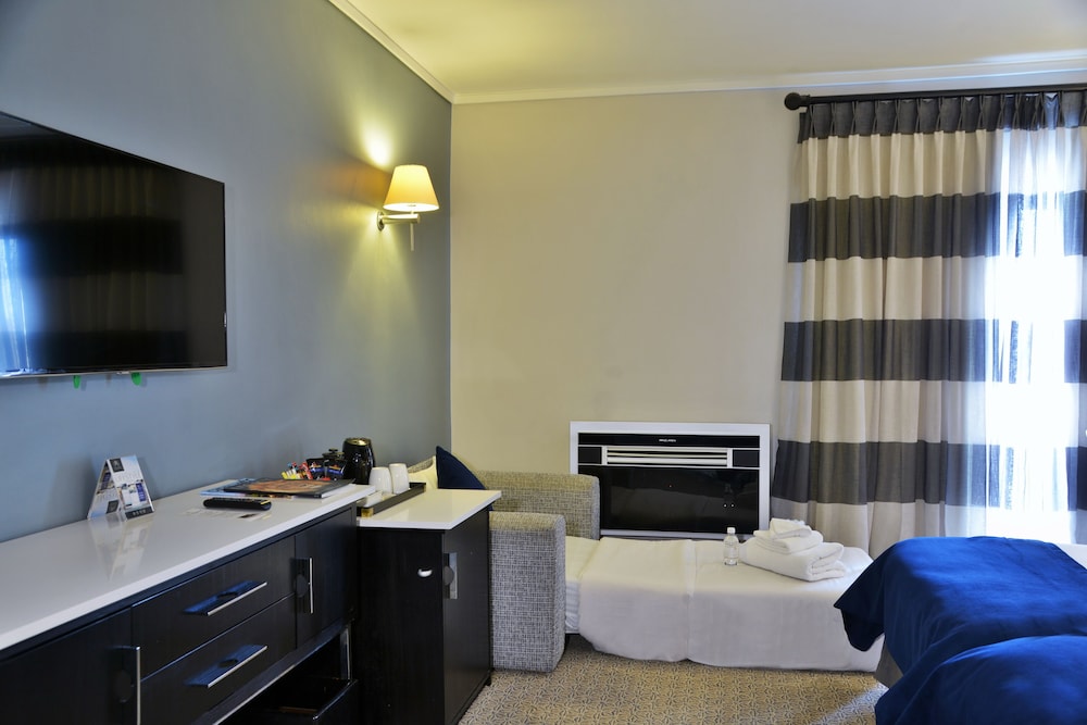 The Commodore Hotel — Hotel rooms in Cape Town, Western Cape