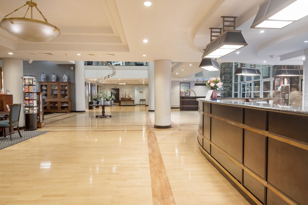 The Commodore Hotel — Hotel building in Cape Town, Western Cape