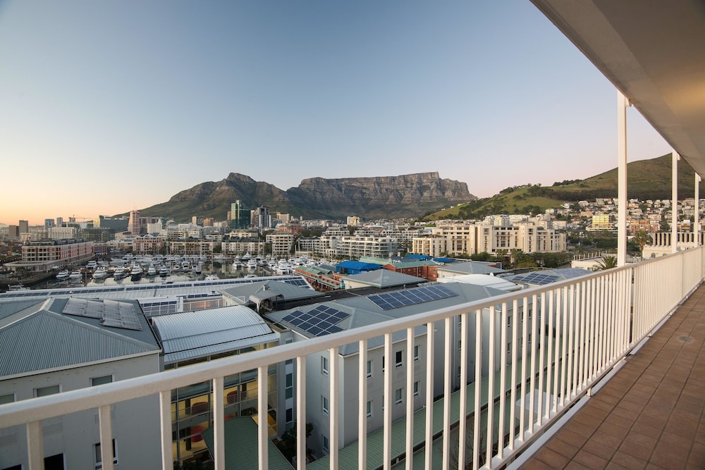 The Commodore Hotel — Hotel rooms in Cape Town, Western Cape