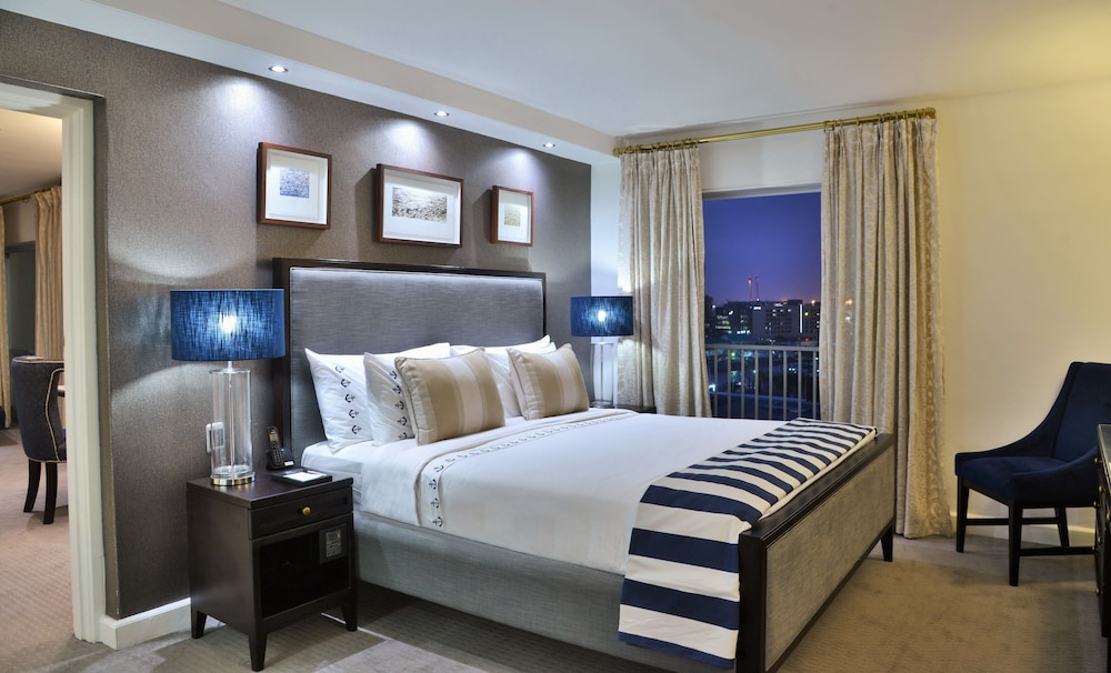 The Commodore Hotel — Hotel rooms in Cape Town, Western Cape