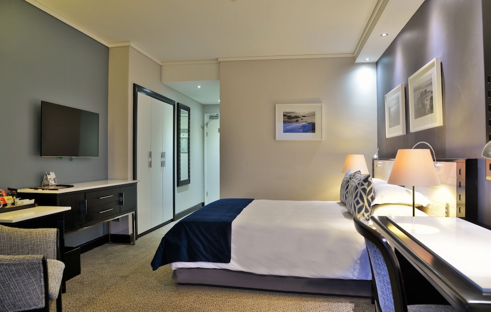 The Commodore Hotel — Hotel rooms in Cape Town, Western Cape