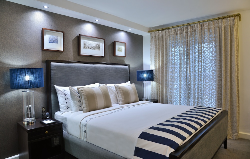 The Commodore Hotel — Hotel rooms in Cape Town, Western Cape