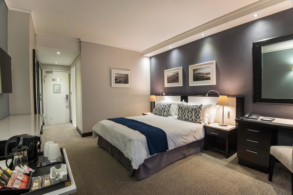 The Commodore Hotel — Hotel rooms in Cape Town, Western Cape