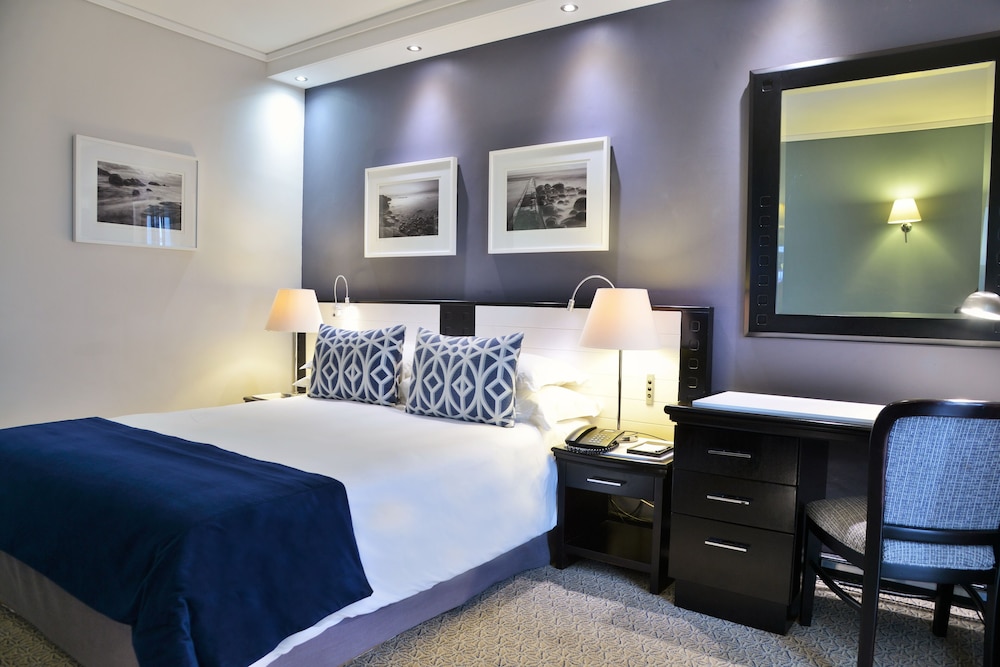 The Commodore Hotel — Hotel rooms in Cape Town, Western Cape
