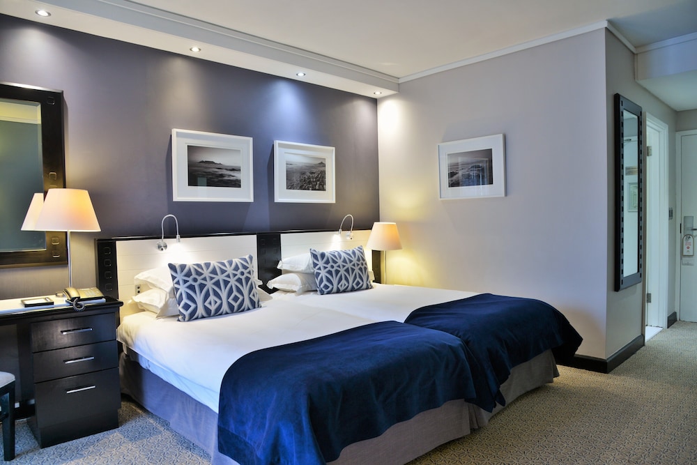 The Commodore Hotel — Hotel rooms in Cape Town, Western Cape