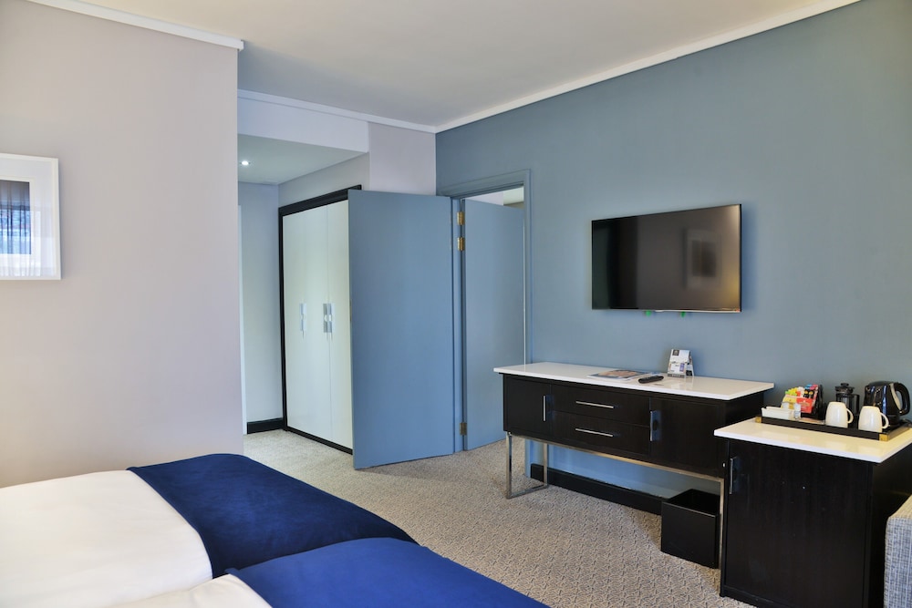 The Commodore Hotel — Hotel rooms in Cape Town, Western Cape