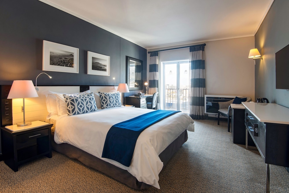 The Commodore Hotel — Hotel rooms in Cape Town, Western Cape