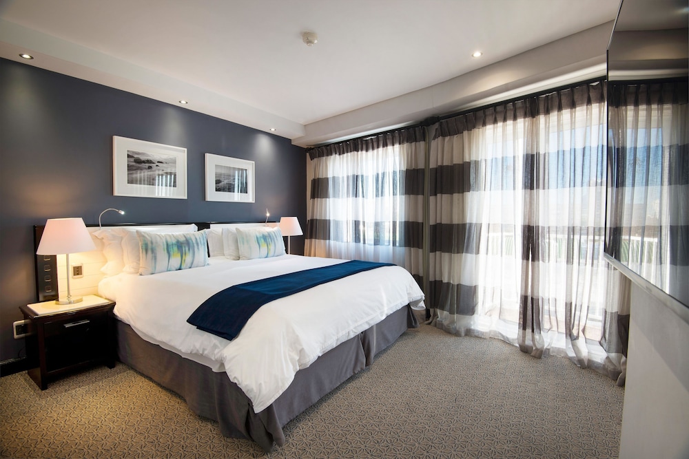 The Commodore Hotel — Hotel rooms in Cape Town, Western Cape